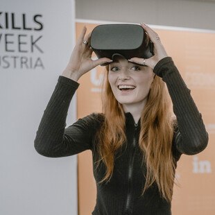 In wenigen Sekunden mitten im Berufsgeschehen: Schülerinnen und Schüler konnten sich mittels virtueller Realität zu unterschiedlichen Arbeitsplätzen beamen.