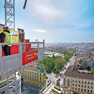 Mit BIM-basierter Einsatzplanung kann die Verankerung des Aufzugs vorausschauend an der Fassade geplant werden.