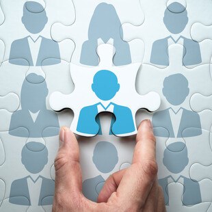 © tadamichi/istock/gettyimagesplus Ein Puzzle, dessen einzelne Stücke Umrisse von Personen zeigen