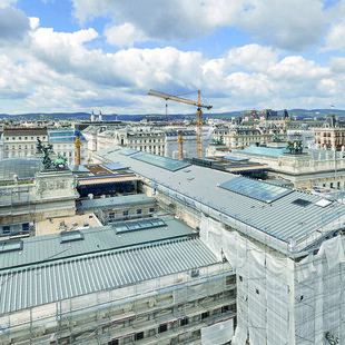 Die Baustelle in den Endzügen: Blick auf das über 10.000 m2 große neu sanierte Dach des österreichischen Parlaments in Wien.