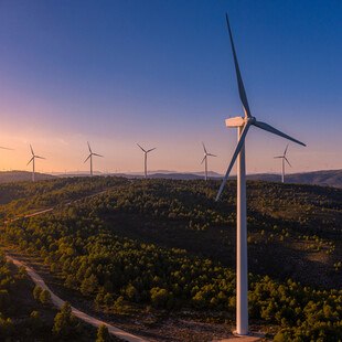 © Rafa Ibanez iStock Getty Images Plus Windräder in einer Landschaft