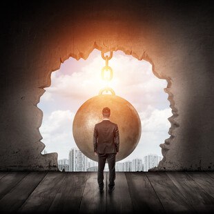 © Gearstd iStock GettyImagesPlus Abrissbirne schlägt Loch in eine Mauer