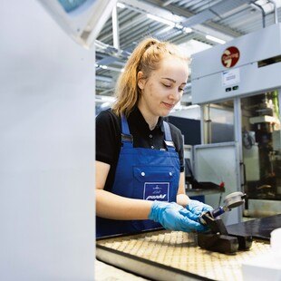 © Pankl Racing Systems „Das erste Mal allein an der Maschine zu arbeiten, war sehr spannend für mich“, erinnert sich Marie Kristin.