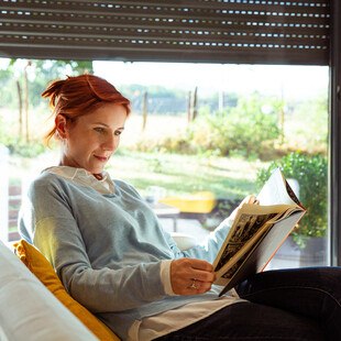 Smarte Technologie nutzt Helligkeits- und Temperatursensoren, um Rollläden, ZIP-Screens und Raffstores automatisch zu regulieren.