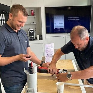 TECElogo-Ax kommt ohne O-Ringe aus und ist trotzdem sicher dicht – unabhängig vom Zustand des Presswerkzeugs. Dadurch ist das System besonders baustellentauglich und fehlertolerant. Das Verbundrohr wird einfach abgelängt, bis zum Anschlag in den Fitting geschoben und anschließend mit einfachen Hand- oder Elektropresswerkzeugen verpresst.