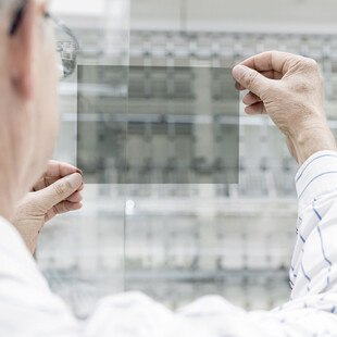 Anisotropien können mit Hilfe einer Polfilterfolie sichtbar gemacht werden.