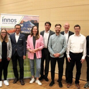 Starker Schulterschluss: (v.l.) Reinhard Lobenwein (Geschäftsführer INNOS GmbH), Johanna Schachner (Projektmanagerin INNOS GmbH), Josef Margreiter (Geschäftsführer Lebensraum Tirol Holding), Anna Köhl (Mitgründerin von endlich.), René Schmidpeter (INNOS-Beiratsvorsitzender und Universitätsprofessor für Nachhaltigkeit), Simon Tumler (Mitgründer von endlich.), Johann Kollreider (WK Tirol, Bezirksstellenleiter Lienz), Alexander Ettinger (in-manas) und Franz Bailom (CEO von in-manas).