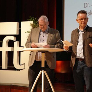 Die gute Stimmung der mehr als 700 Teilnehmer*innen der 50. Rosenheimer Fenstertage motivierte Jochen Peichl (CEO) und Oskar Anders (Vorstand) vom ift Rosenheim zur lockeren Begrüßung im Dialogformat.