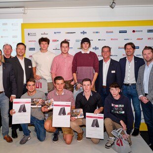 Vertreter*innen der Zulieferindustrie gratulieren den besten jungen Dachdeckern zu ihren Erfolgen beim Bundeslehrlingswettbewerb 2023.