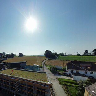 Dieses innovative wasserspeichernde Gründach an einer Grundschule im bayerischen Schauenstein ist das erste Detention Roof Deutschlands.