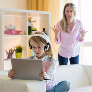 Mutter ärgert sich über Kind mit Tablet Computer