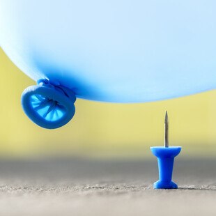 Ein Luftballon über einer Nadel