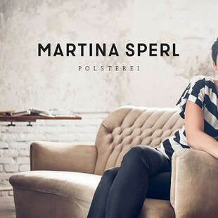 © Moodley Brand Identity - Michael Königshofer Martina Sperl auf Sofa