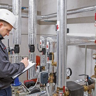 Haustechniker bei der Überprüfung einer Anlage