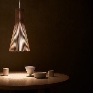 Esstisch mit Beleuchtung aus Holz