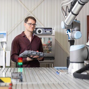 Dank Cobots verfügt Bader Glastechnologie heute über eine Automatisierungslösung, die einfach programmierbar und flexibel ist.
