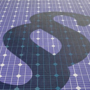 © DesignRage iStock GettyImages Plus Photovoltaikanlage mit Paragraphenzeichen