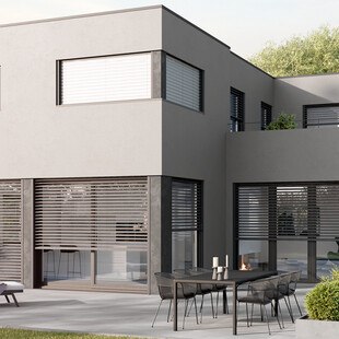 Das Raffstoresystem verbindet eine optimale Verdunkelung mit einer effizienten Lichtlenkung.