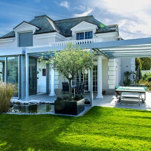 Elegante Stilvilla mit flexiblem Wintergarten, sonnige Tageslichaufnahme