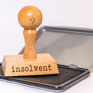 © Ralf Geithe iStock / Getty Images Plus Stempel mit Aufschrift „insolvent"