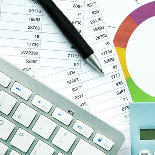 © niphon iStock GettyImages Plus Tastatur, Diagramm und Zahlen