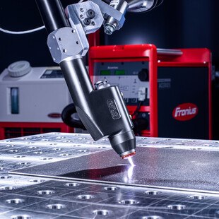 © Fronius Heiß-aktives Plasma beseitigt punktgenau, schnell und umweltfreundlich organische Verschmutzungen auf der Oberfläche.