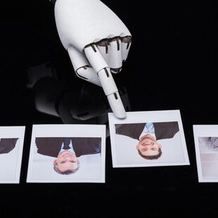 © andreypopov iStock gettyimages plus Ein Roboterfinger zeigt auf ein Passfoto