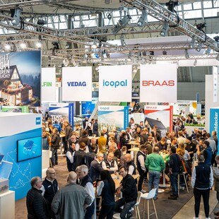 Gedränge in den Messehallen: Nach vier Jahren konnten die Besucher*innen die Dach+Holz wieder in gewohnter Größe und ohne Einschränkungen genießen.