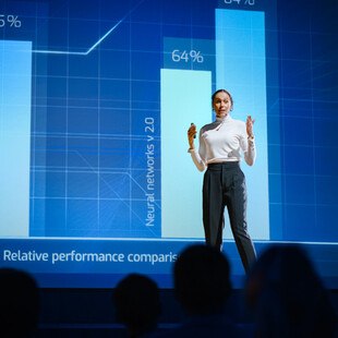 © gorodenkoff iStock Getty Images Plus Vortrag mit Diagrammen im Hintergrund