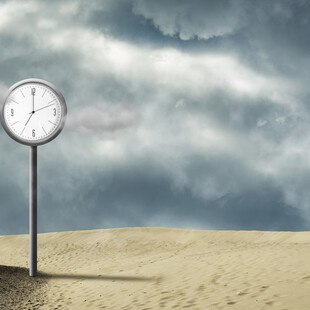 © ValleraTo iStock / Getty Images Plus Uhr in Wüste