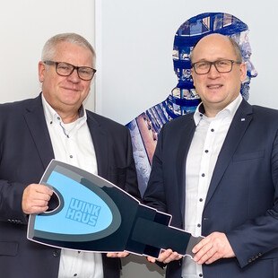 Otmar Zeintl (r.) ist neuer Geschäftsführer von Winkhaus Austria. Clemens Moers geht in den Ruhestand.