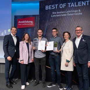 Von links: WKÖ-Vizepräsident Philipp Gady, Staatssekretärin Claudia Plakolm, Thomas Käferböck, Lukas Penz, Renate Scheichelbauer-Schuster (WKÖ Bundesspartenobfrau Gewerbe und Handwerk), SkillsAustria-Präsident Josef Herk.