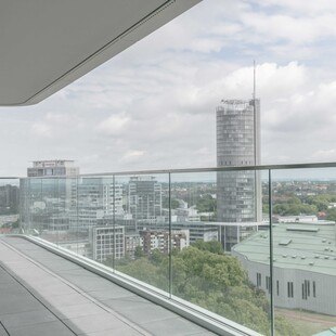 Ganzglasgeländer sind in der modernen Architektur nicht mehr wegzudenken. Sie bieten nicht nur eine ästhetische Bereicherung für Gebäude, sondern erfüllen auch wichtige Sicherheitsfunktionen. Ein wesentlicher Aspekt dabei ist die Gebrauchstauglichkeit der Konstruktionen.