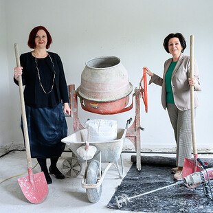 © Max Slovencik Margarete Kriz-Zwittkovits (rechts im Bild) und Sigrid Kobierski