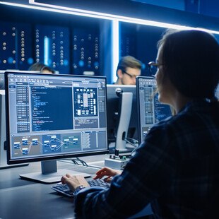 Softwareentwicklerin im Control Room