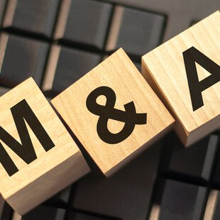 © Maks_Lab iStock Getty Images Plus M & A auf Holzwürfeln