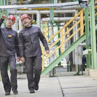 © Mewa Ergonomische Schnitte und komfortable Hightech-Gewebe verbessern den Komfort von Schutzkleidung erheblich.