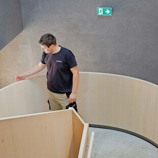 Der Handlauf im neuen Treppenhaus der Tischlerei Rüscher wurde schon mit der neuen Barth-Presse hergestellt.