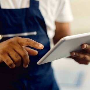 Durch den gezielten Einsatz von digitalen Tools und KI-Anwendungen lassen sich in Handwerksbetrieben viele Arbeitsabläufe optimieren.