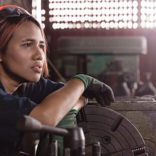 © Omar Osman iStock Getty Images Plus entmutigte Arbeiterin