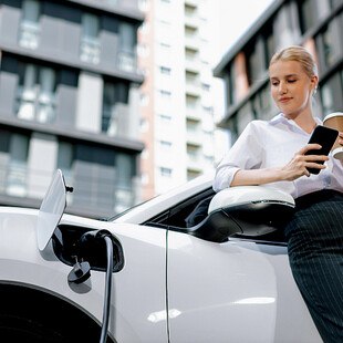 © Ralf Hahn iStock Getty Images Plus Frau mit Elektroauto