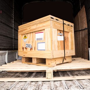 © Satakorn iStock Getty Images Plus Ein Paket auf einer Palette