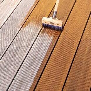 Aufbringen von Holzschutzmittel auf Terrasse