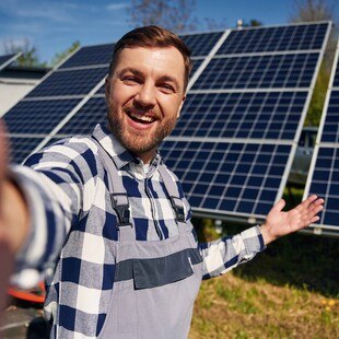 © iStock / Getty Images Plus / standret Ein Bonus für in Europa gefertigte Komponenten bei PV-Anlagen könnte die heimische Industrie stärken und den Preisdruck nehmen.