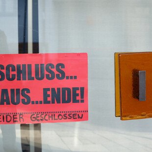 © franconiaphoto iStock / Getty Images Plus Türschild „Leider Geschlossen"