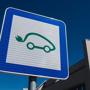 © Milovan Zrnic iStock Getty Images Plus e-Auto Verkehrsschild