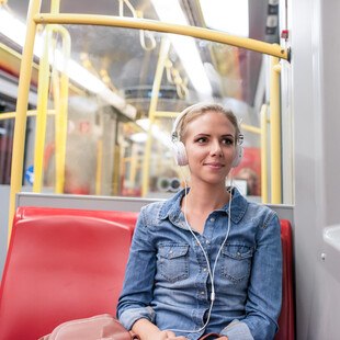 © Halfpoint iStock Gettyimages Plus Frau mit Kopfhörern in der Wiener U-Bahn