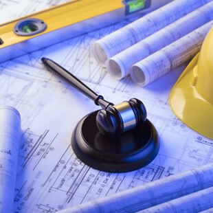 Richterhammer auf Bauplänen