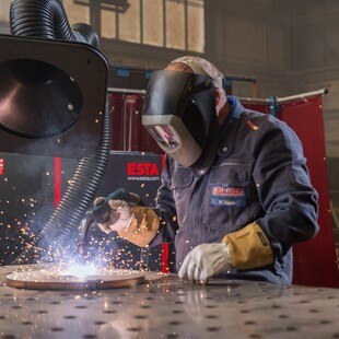 Schweißrauch birgt sehr hohe Gesundheitsrisiken. Daher sind im Betrieb unbedingt Schutzmaßnahmen einzuhalten. Die Möglichkeiten dazu sind vielfältig.