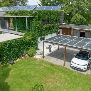 Die Photovoltaik am Carport ist eine schlaue Verbindung aus Fahrzeugschutz und effizienter Energiegewinnung. Ein PV-Carport kann direkt mit einer Ladestation erweitert werden und liefert als solare Tankstelle „grünen“ Strom.